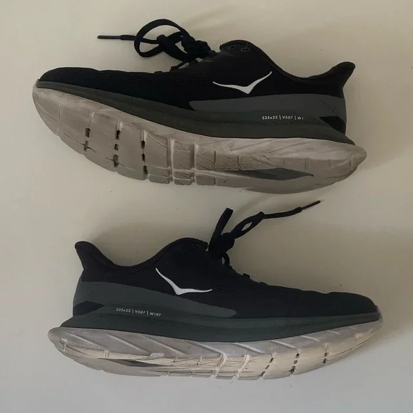 Women's Hoka Sneakers Size 8 - Picture 4 of 6